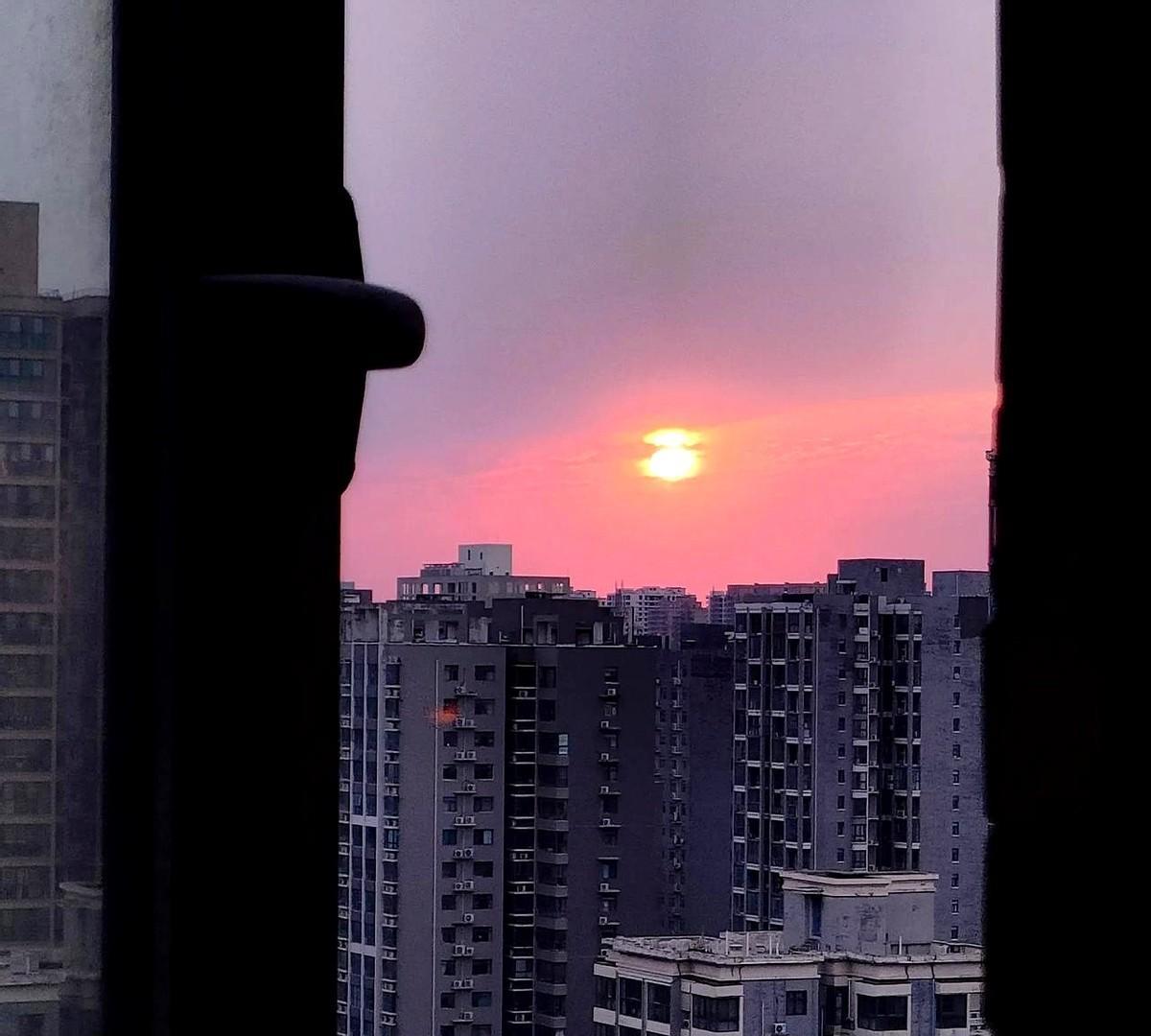 有一段时间，应该是上头要求避嫌。
男孩心想：避嫌！
是吧？
简单，全世界都知道我