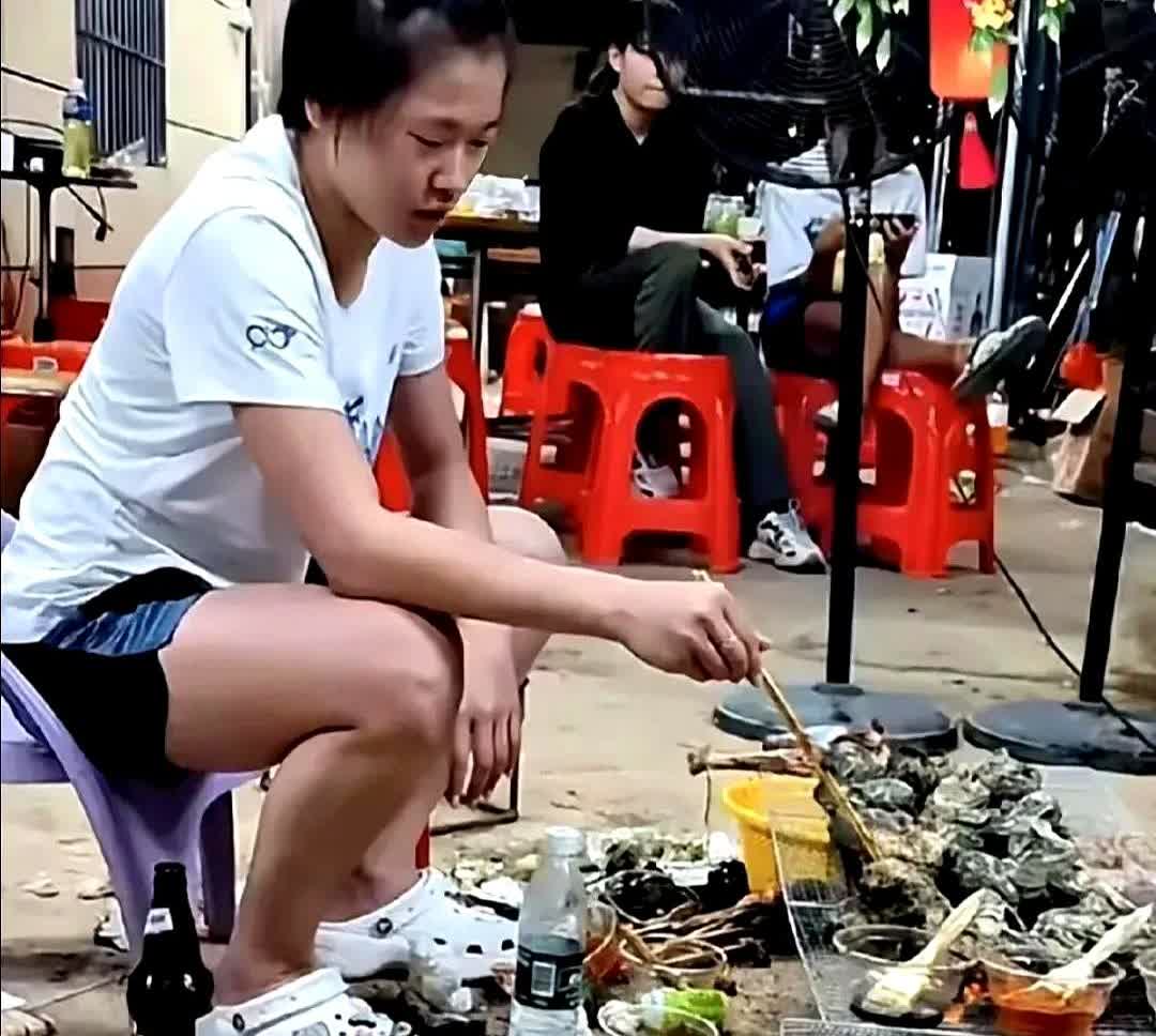 全红婵不用再跳了。
她哥已经把全家托住。

当年那个怕交不起学费的小丫头，