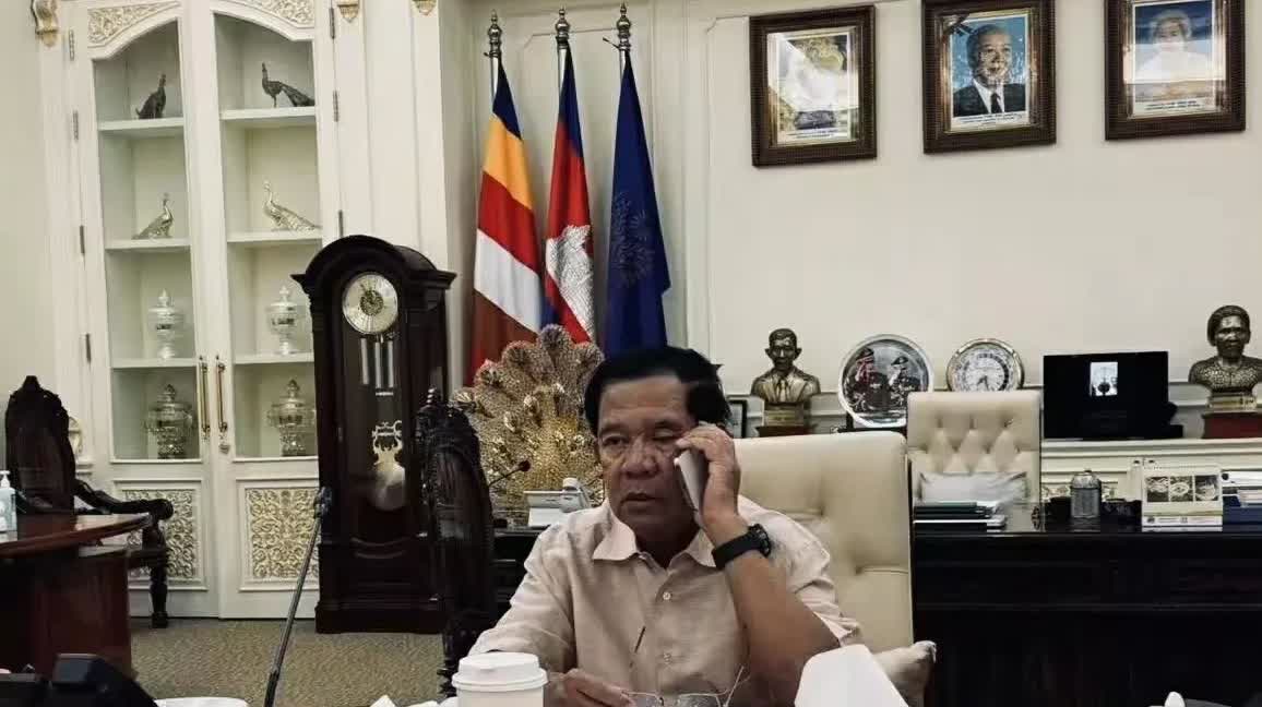 洪森亲王还很时尚，喜欢喝星巴克的咖啡。难道他也点外卖吗？
虽然洪森亲王月薪才2