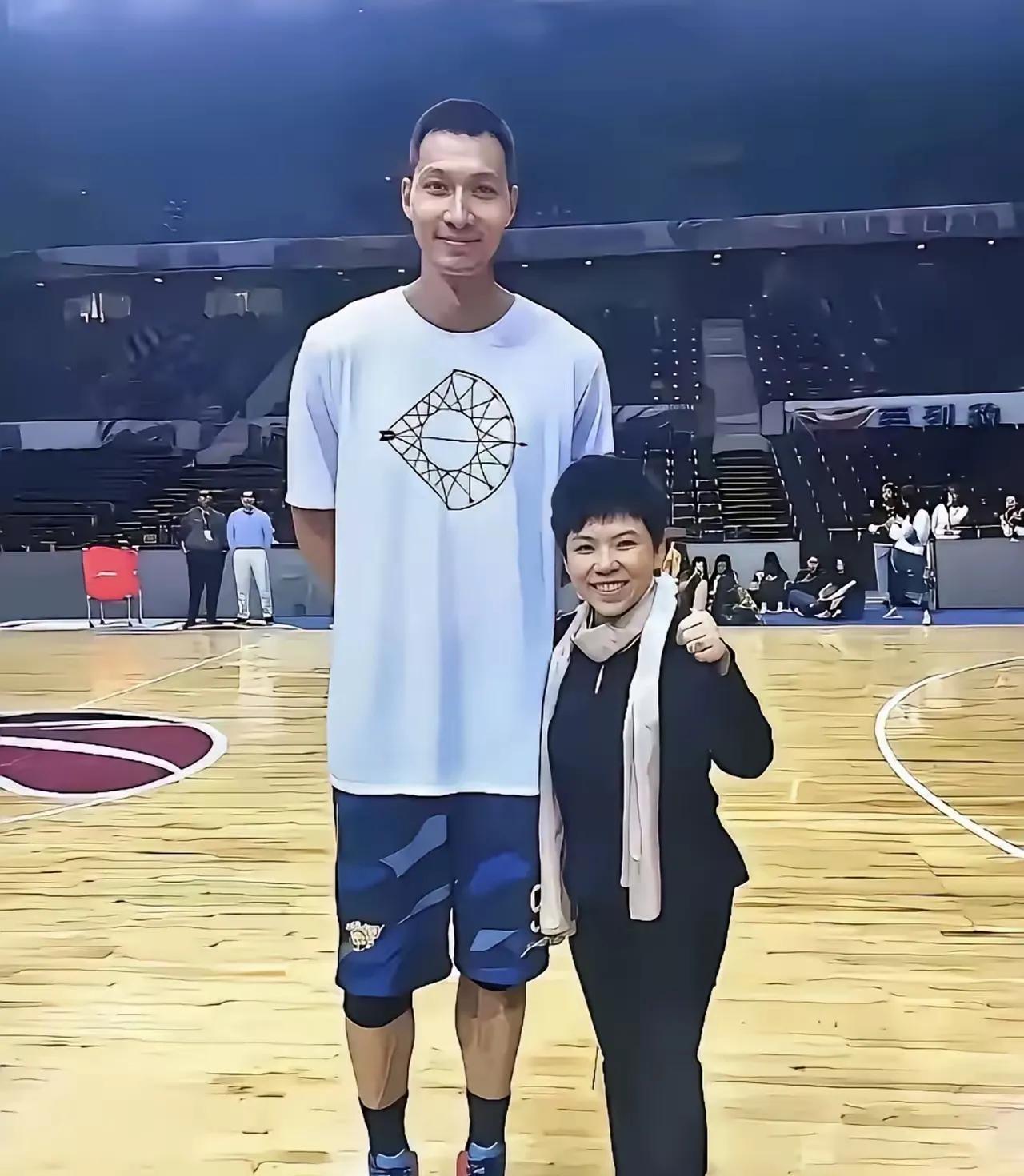 邓亚萍和易建联同框，那身高差确实很萌。易建联2米13，邓亚萍1米55，差了58公