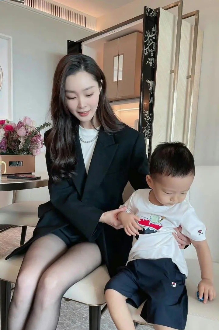 宋轶，我可记得铁子最烦穿丝袜这事儿。