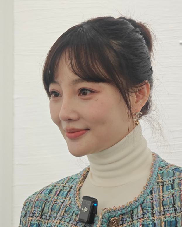 李小璐终于正常打扮一回了