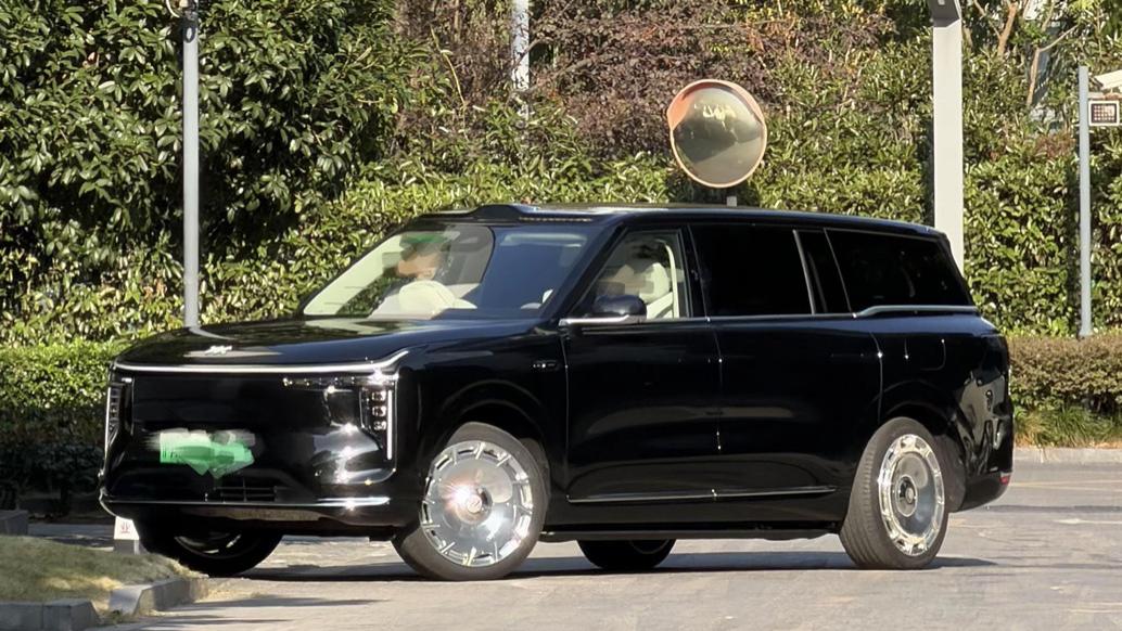 又一款“9系SUV”！智己LS9现身，长近5米3，大六座还带后轮转向