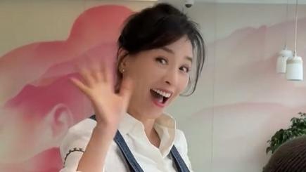 55岁酒窝女神张庭：精心打扮不是为了他人，而是取悦自己