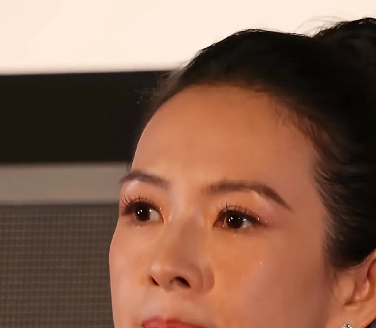 人年龄上去了，眼神是不是就变得浑浊了啊？感觉章子怡自从离婚后，面相、眼神都变了，