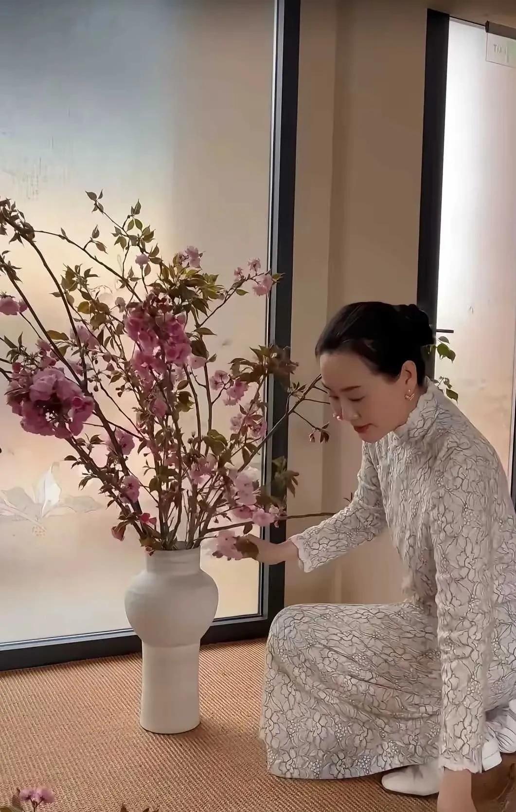 林依轮的妻子西华太有气质了，好像古代王府的大小姐，每一个动作都仿佛给优雅这个词升