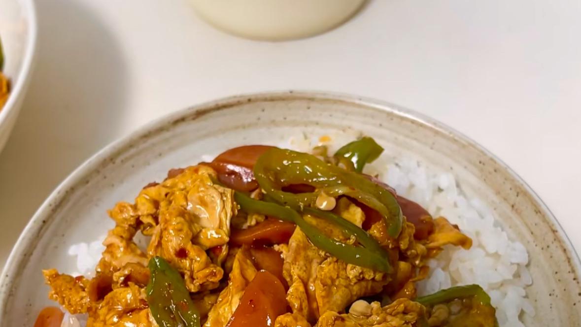 尖椒火腿炒鸡蛋：烟火灶台边的那盘暖香