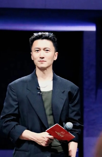 “爸，你不够帅，怎么追到我妈？”

谢霆锋被亲儿子当面暴击，全网瞬间安静。

画