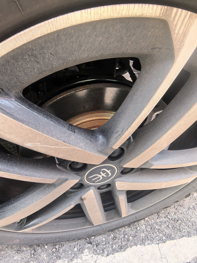 一只轮毂生锈
提车一个半月，行驶2000KM，发现只有左后轮一只生锈，其余三只正