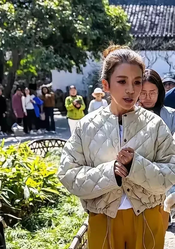 朱迅现身无锡游玩











天哪！你们猜我看到了谁？央视主持人朱迅！