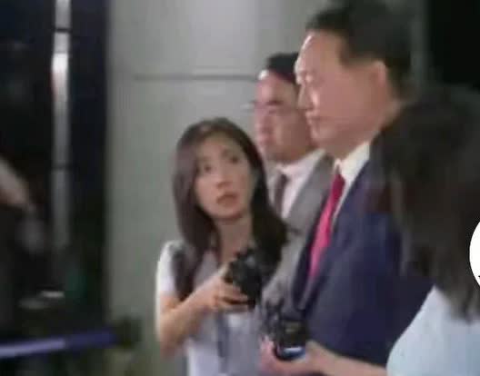 这是尹锡悦第二次被传唤。昨天大约11点走出检察大厅。身患糖尿病的他面容憔悴，面对