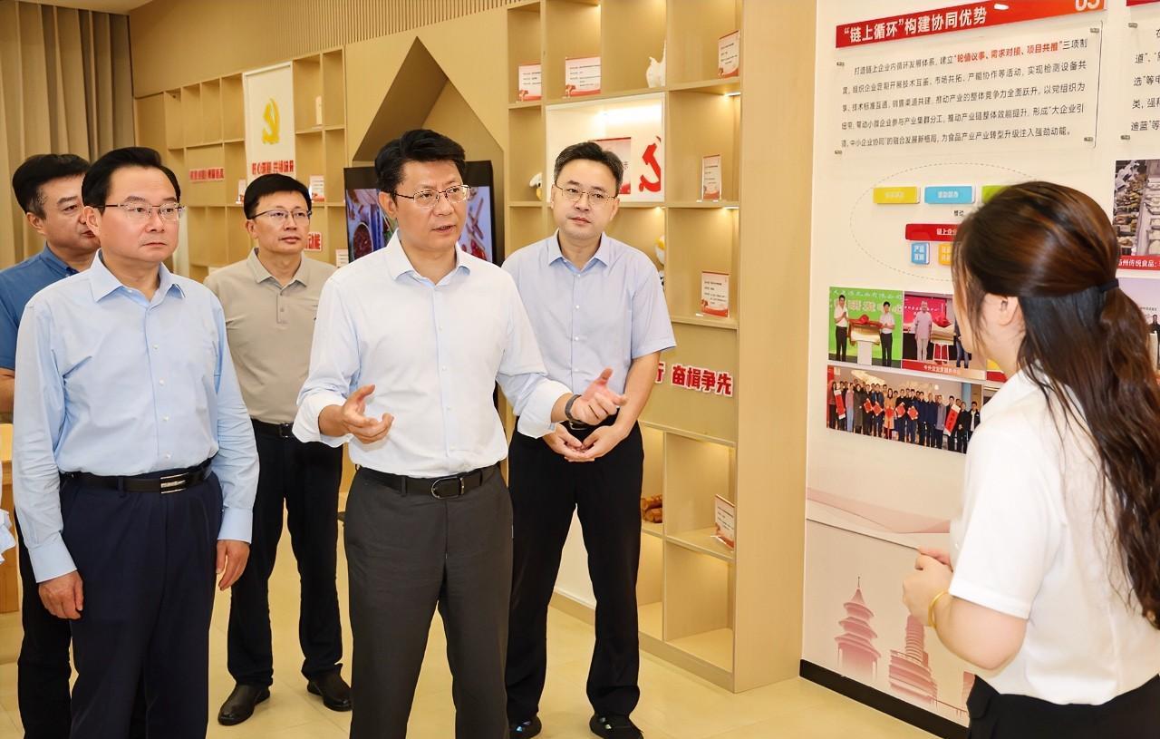 #高看扬州# 9月26日，市委书记王进健专题调研新兴领域党建工作。他强调，要准确