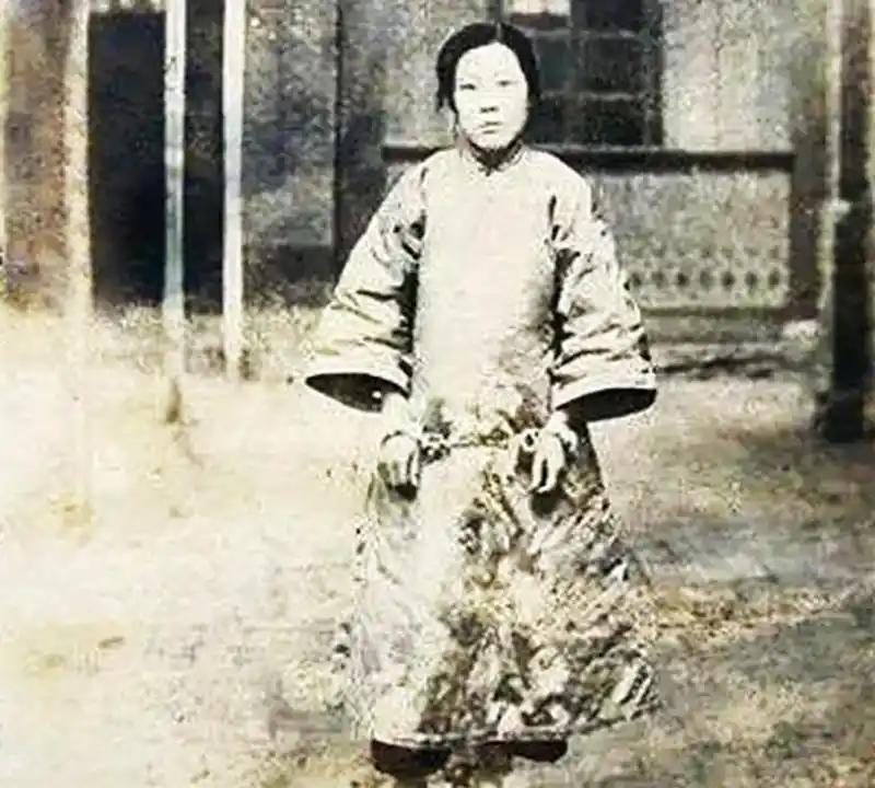 1925年，24岁的青楼女子张素贞，和往常一样接客，然而，正当她为客人宽衣解带时