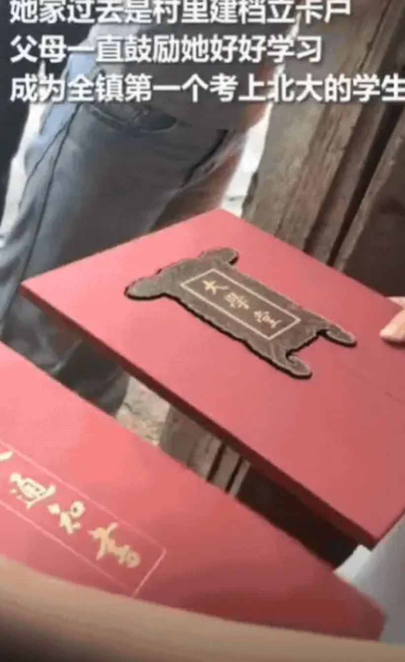 “这才是正宗寒门贵子！”广西，女孩正在家干农活，突然有人喊她收快递，原来，邮政快