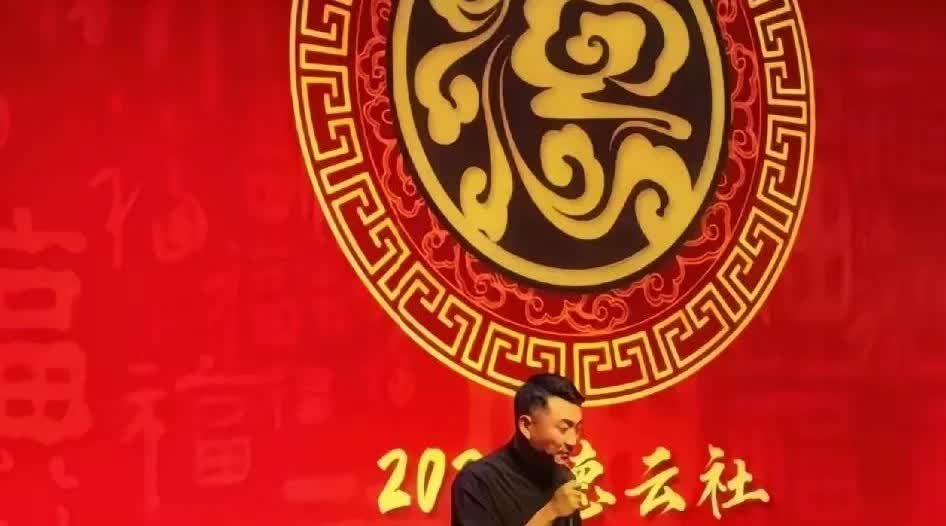 老郭，这也算是完成师傅的心愿了！
郭晓小去德云社当报幕员了，说实话，在德云社当