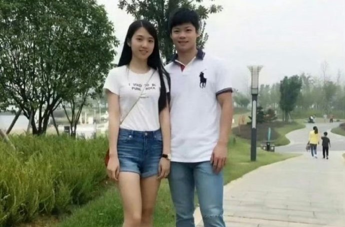 苏炳添与妻子青梅竹马，初中至今都恩爱甜蜜，可以说是恋爱事业两不误了 ​​​