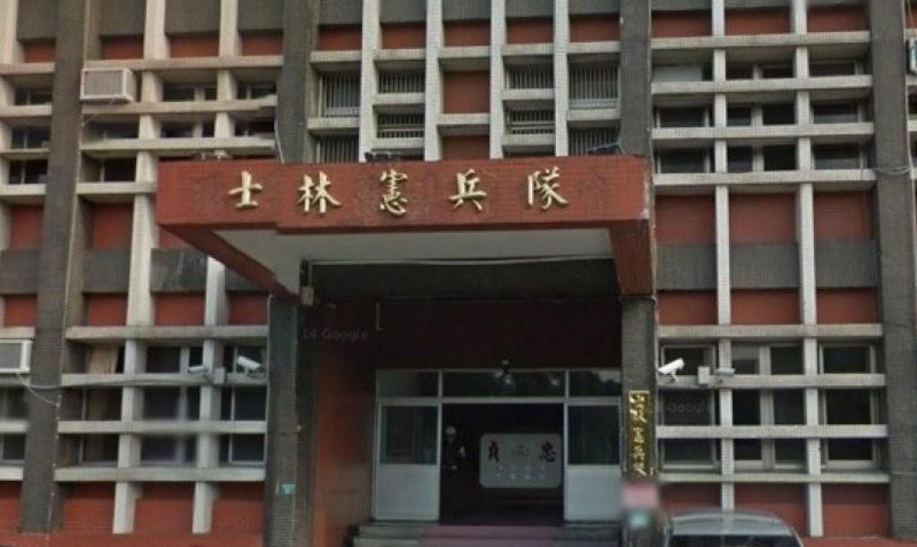 台军6名士官拍投降视频，在营区挥舞五星红旗宣誓，核心是一名女子
据岛内媒体《中时