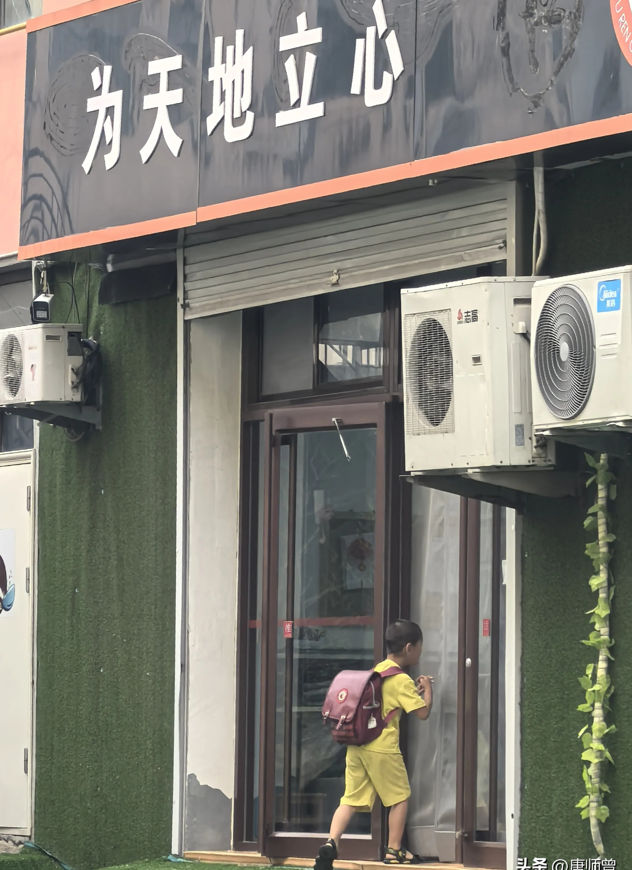 标题：唐师曾：战地记者变身三农扶助人











你敢信？那个曾经在枪