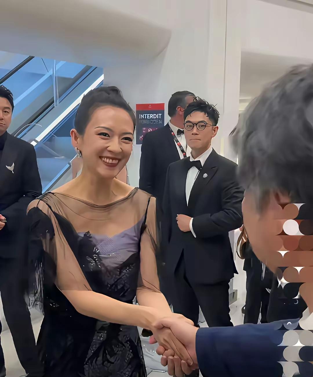 #你期待章子怡在酱园弄中的表演吗# 
章子怡主演的《酱园弄》定档6月21日，
 