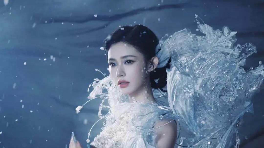 林允水蓝色羽翼造型引热议，梦幻仙气撞脸甄姬