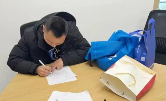 “不作死就不会死！”四川一老板为报复员工，扛着20斤1毛钱硬币支付工资，法院要求