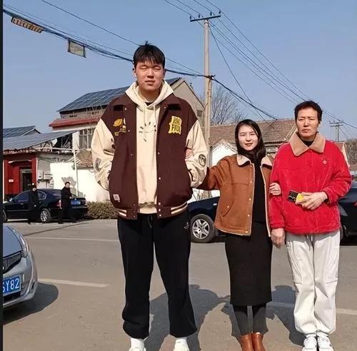 杨翰森是淄博首位被选中的NBA球员
杨瀚森出生于山东省淄博市淄川区，曾就读于淄博