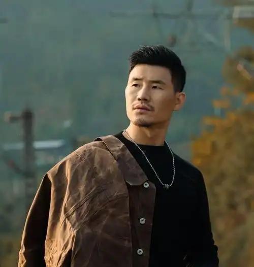 #“嘎子哥”戏份将被拿掉并重拍#
     穿剧里面的警服带货，出现眼下这个结果