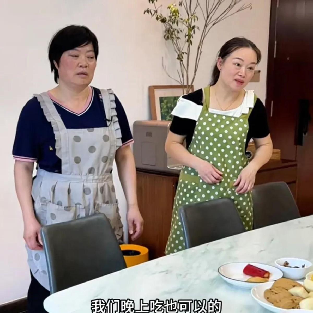 周阿姨被说“小心机”？我看是懂变通！
小凤刚念叨想吃牛肉火锅，周阿姨立刻从厨房探