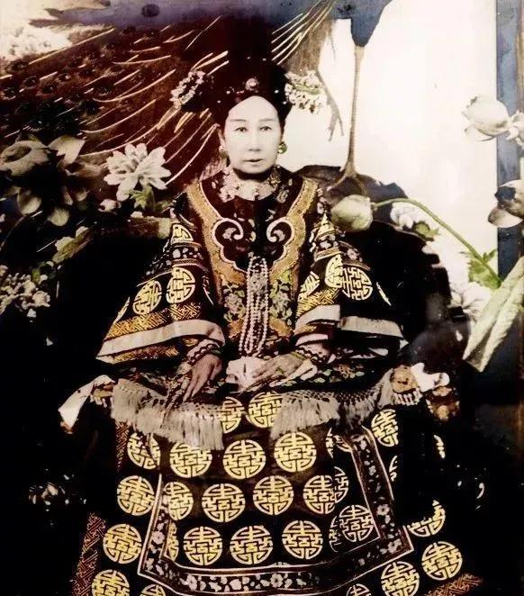 1880年，慈禧的屁股上长了痔疮，烦躁的很。太医们束手无策，毕竟谁敢摸太后的屁股