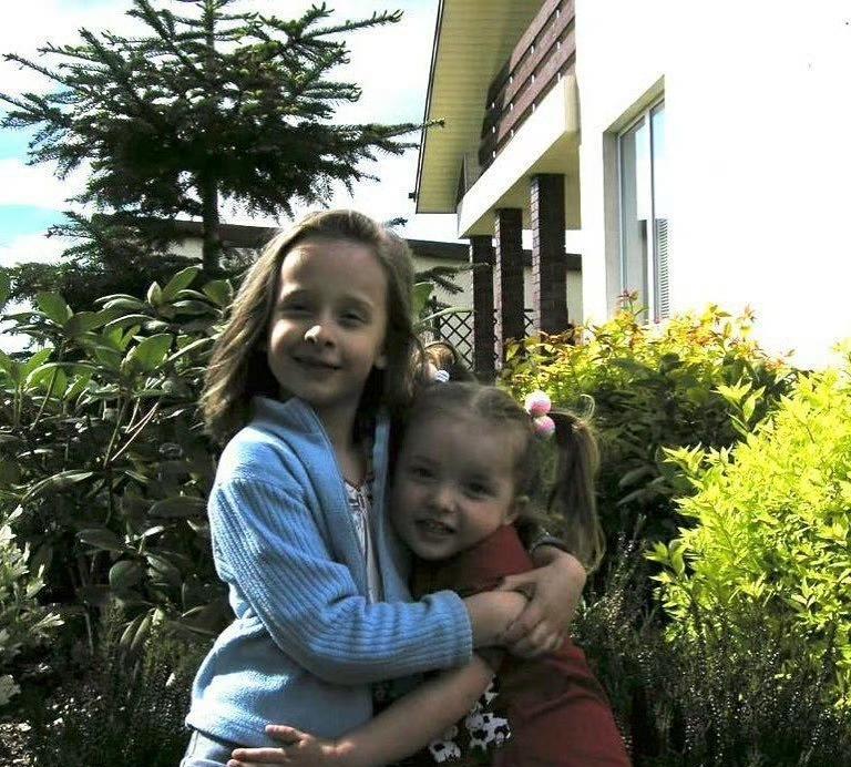 小时候的iga真的太可爱了，金发碧眼，扎着两个羊角辫，萌萌的，软软糯糯的，像个洋