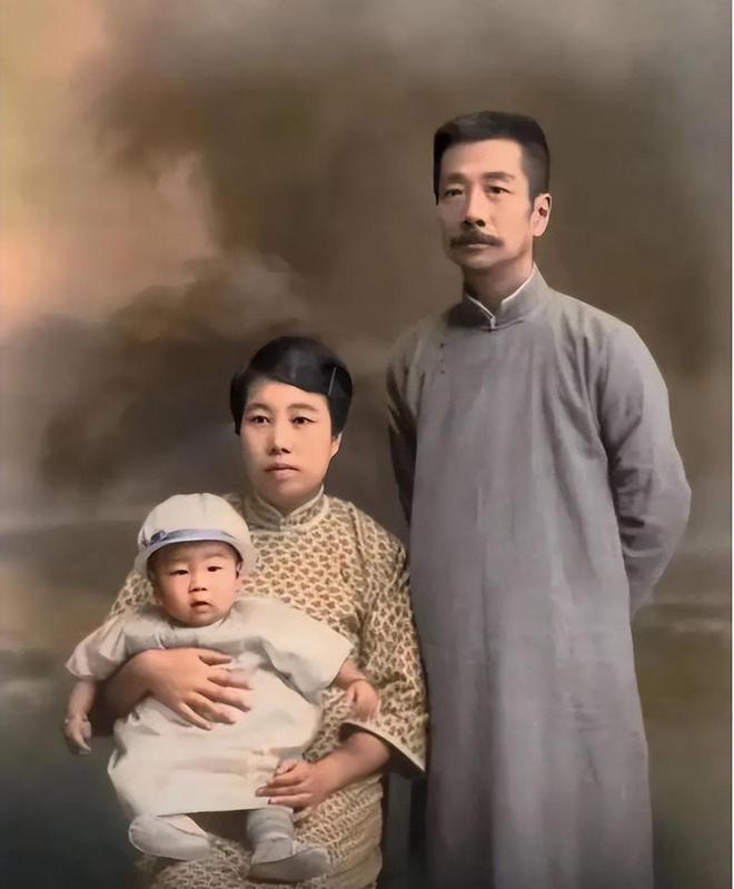 1929年，鲁迅避孕失败，儿子出生了。一直想丁克的他，看到儿子第一眼，忍不住撇嘴