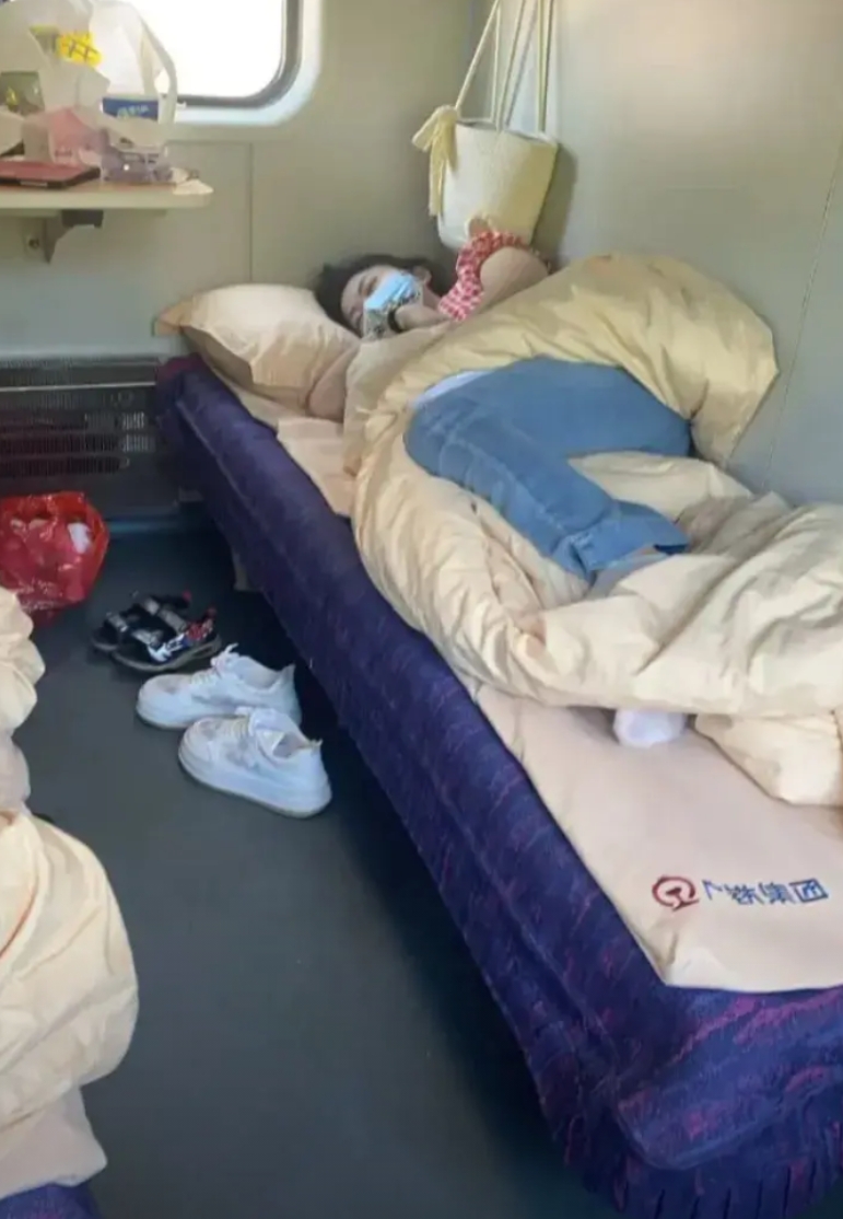 能不能换车厢，美女把我的下铺占了，怎么叫醒她？