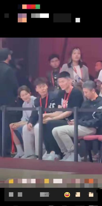 正当杜锋与李梦聊得正欢时，
被胡金秋看见了，胡金秋告知郭士强，郭士强说你还是告诉