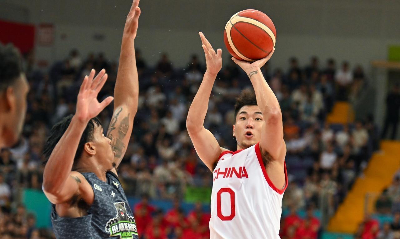 中国男篮42:40，这球有点悬！1、开局男篮有体力能换防有准头，胡明轩都投进了3