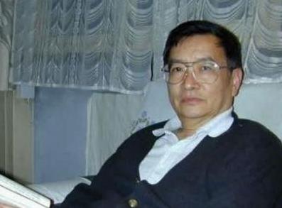 1969年，37岁梁从诫被下放江西劳动，妻子周如枚立刻提离婚，还给儿子改名换姓，