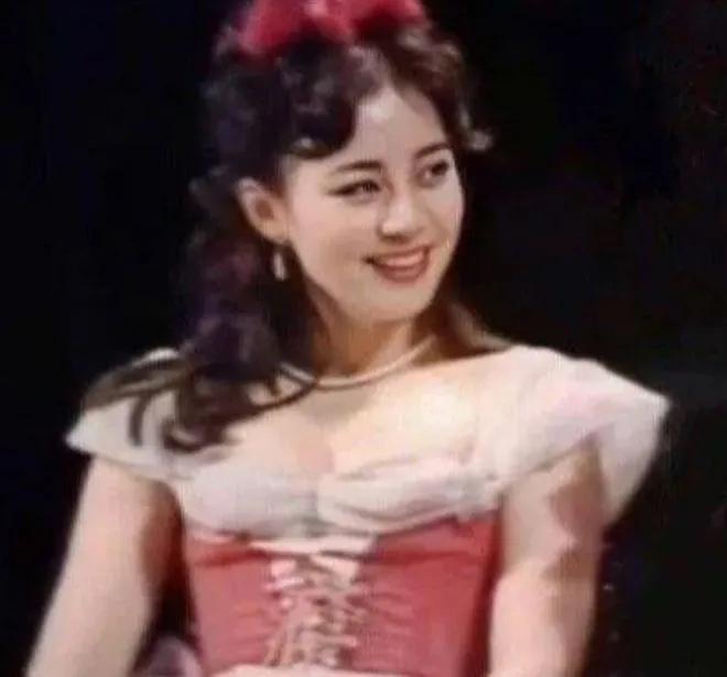 1985年，当25岁的宋丹丹在出演话剧《上帝的宠儿》时，留下了这张惊艳照片。原来