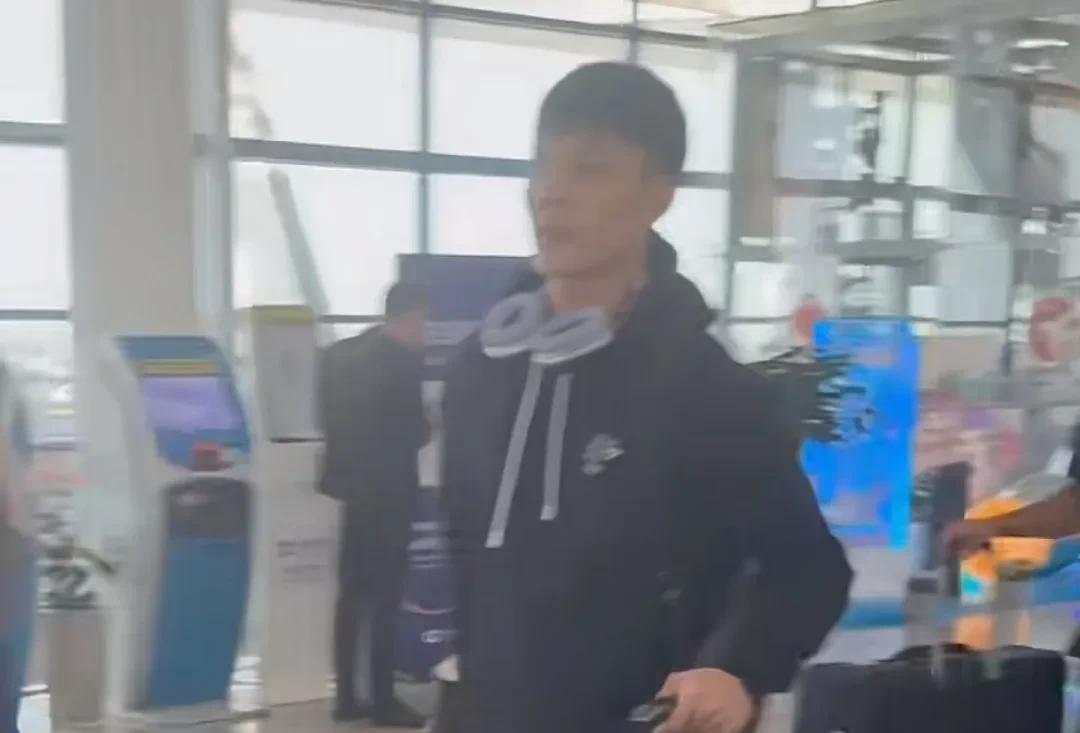 接机的球迷朋友留意啦！广东队已登机飞返广东
今天上午广东队离开下榻的宁波饭店，前