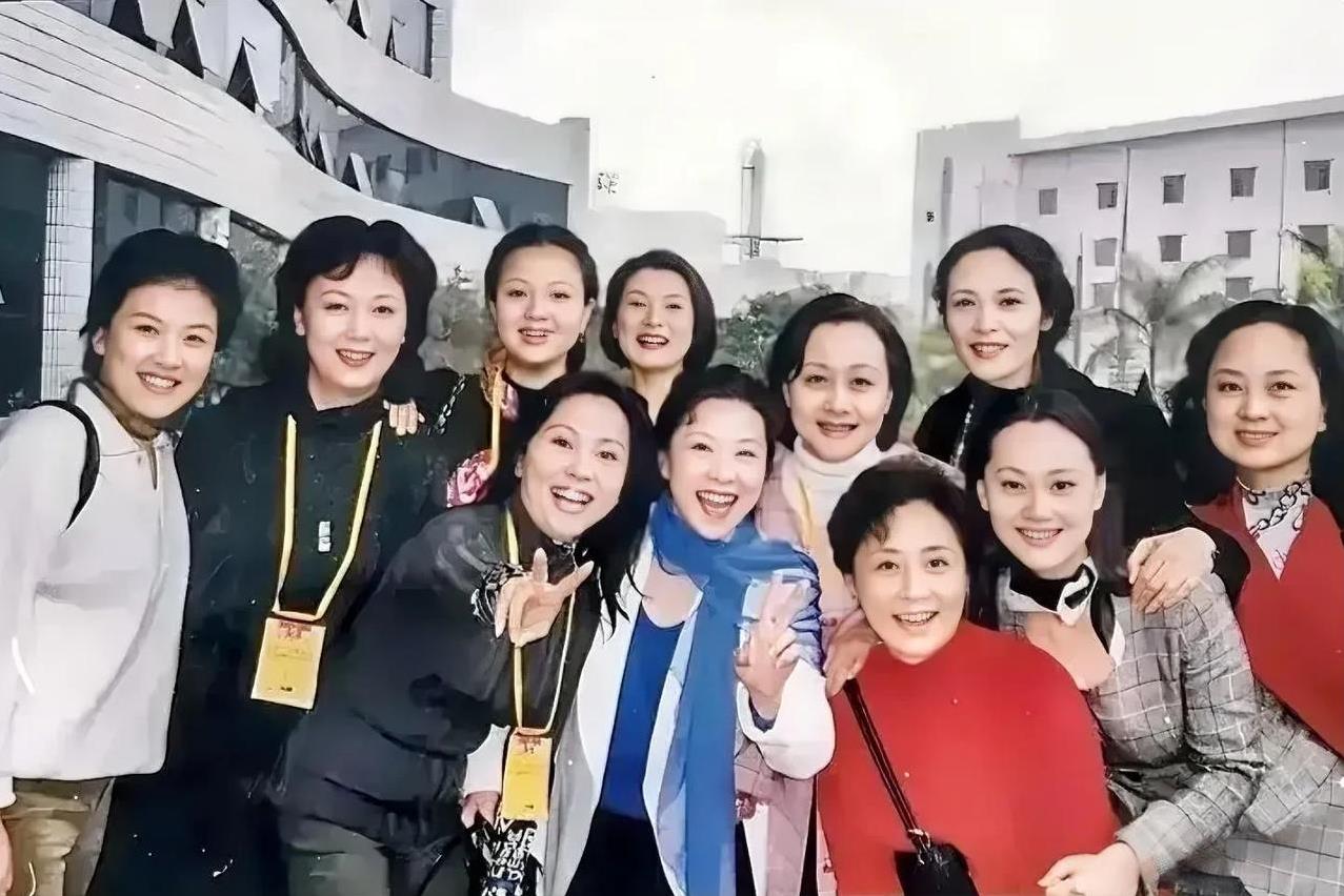 如果能把这群女明星都认出来，承认你是影迷中的大哥大！
这是一张80年代女演员珍贵