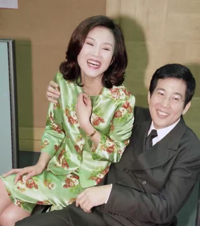 徐贵樱曾和秦汉相恋，做过刘德凯的情人，后嫁给富豪黄任中