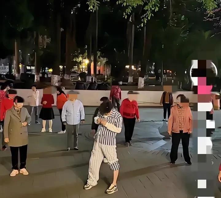 一群大妈在小区楼下跳广场舞，一男青年嫌弃太吵，想出了一个妙招赶跑广场舞大妈！
