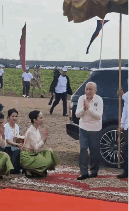 柬埔寨国王：弯腰行礼藏玄机！











啥？国王给首相弯腰？这画面太