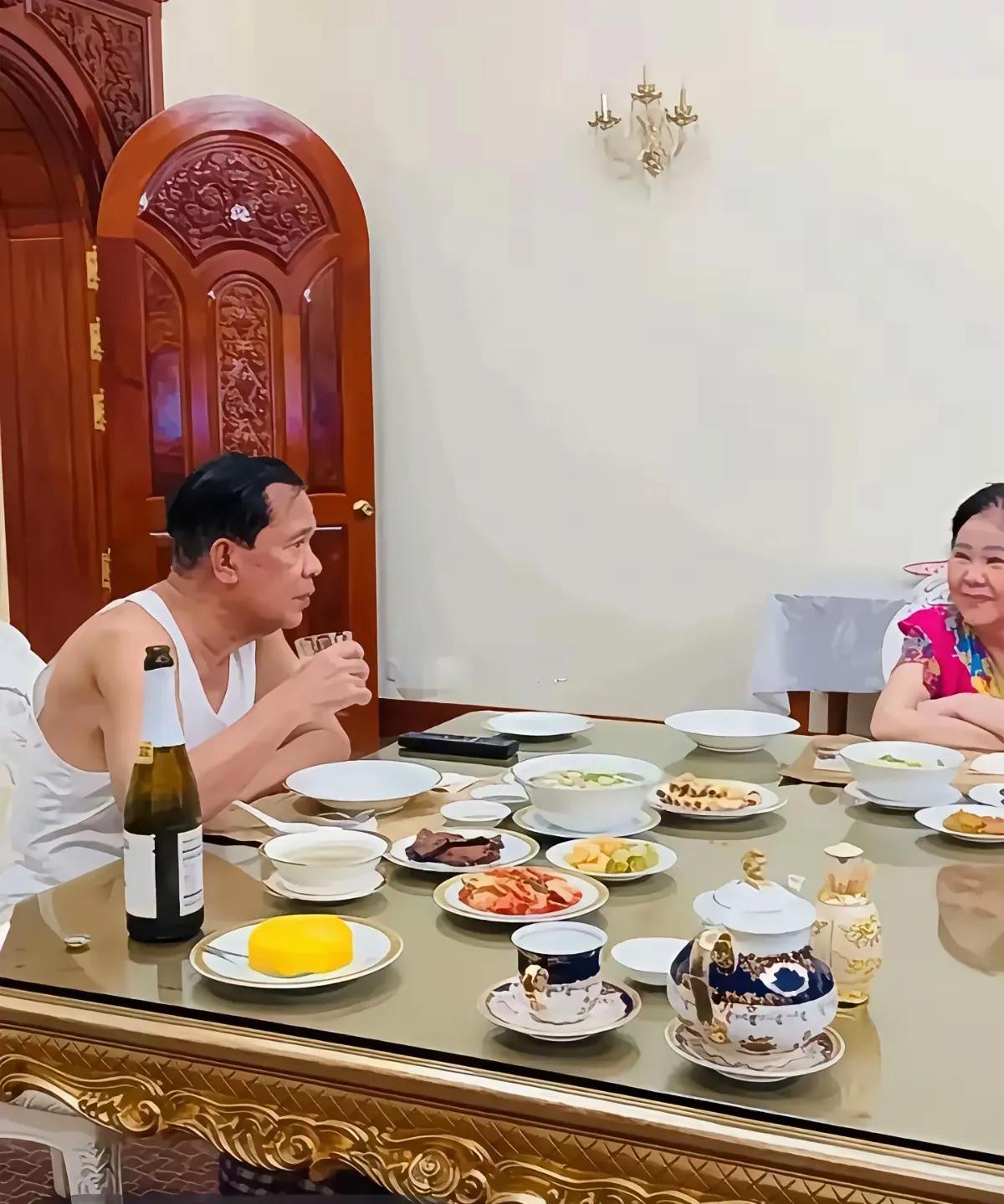 有网友说：柬埔寨原首相洪森的家中非常的豪华！
我看了照片后，感觉网友说的有些夸大