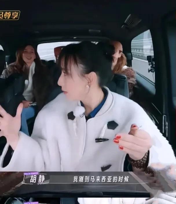 胡静刚和老公认识，他房间温度17度，经过20多年，一点点争取到了23度。
这看似