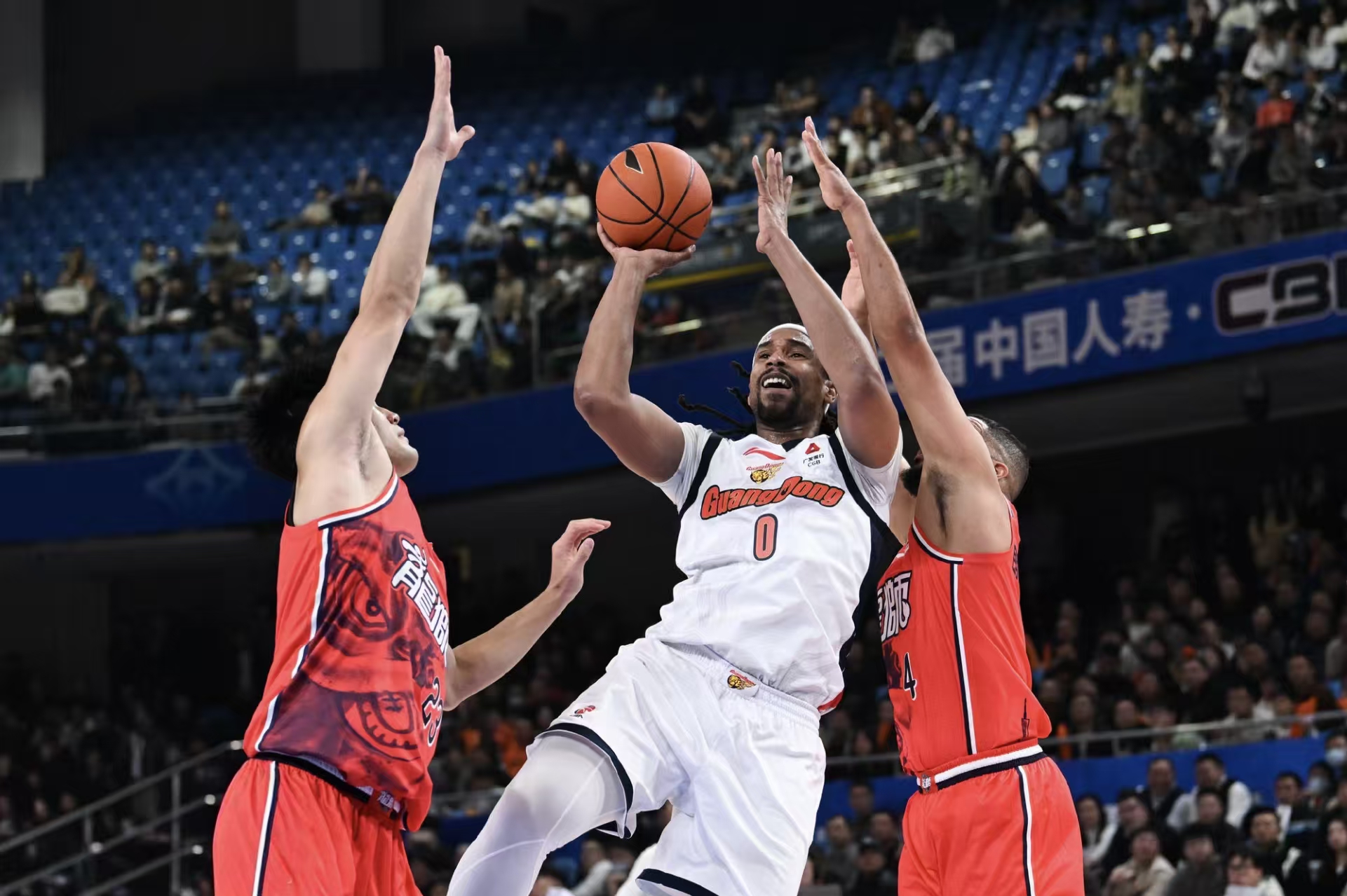 萨林杰：谁说我老了！狂砍32+11，奎因三分失准，两内线犯规太快