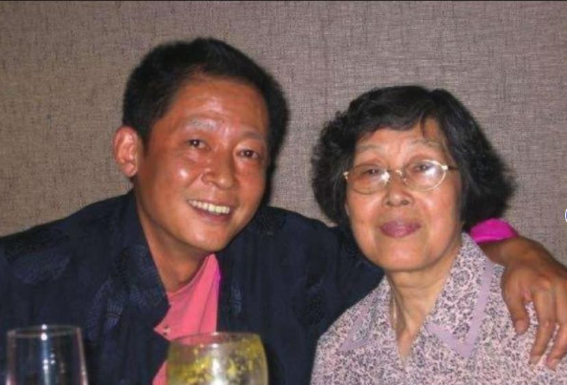 1996年，王志文带母亲去豪华餐厅吃饭，点菜时，母亲问服务员：“大闸蟹多少钱一只