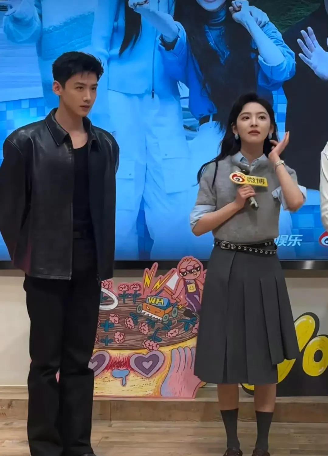 白敬亭与章若楠同框为什么特意保持距离感呢？
网友：是怕女朋友吃醋吗？
