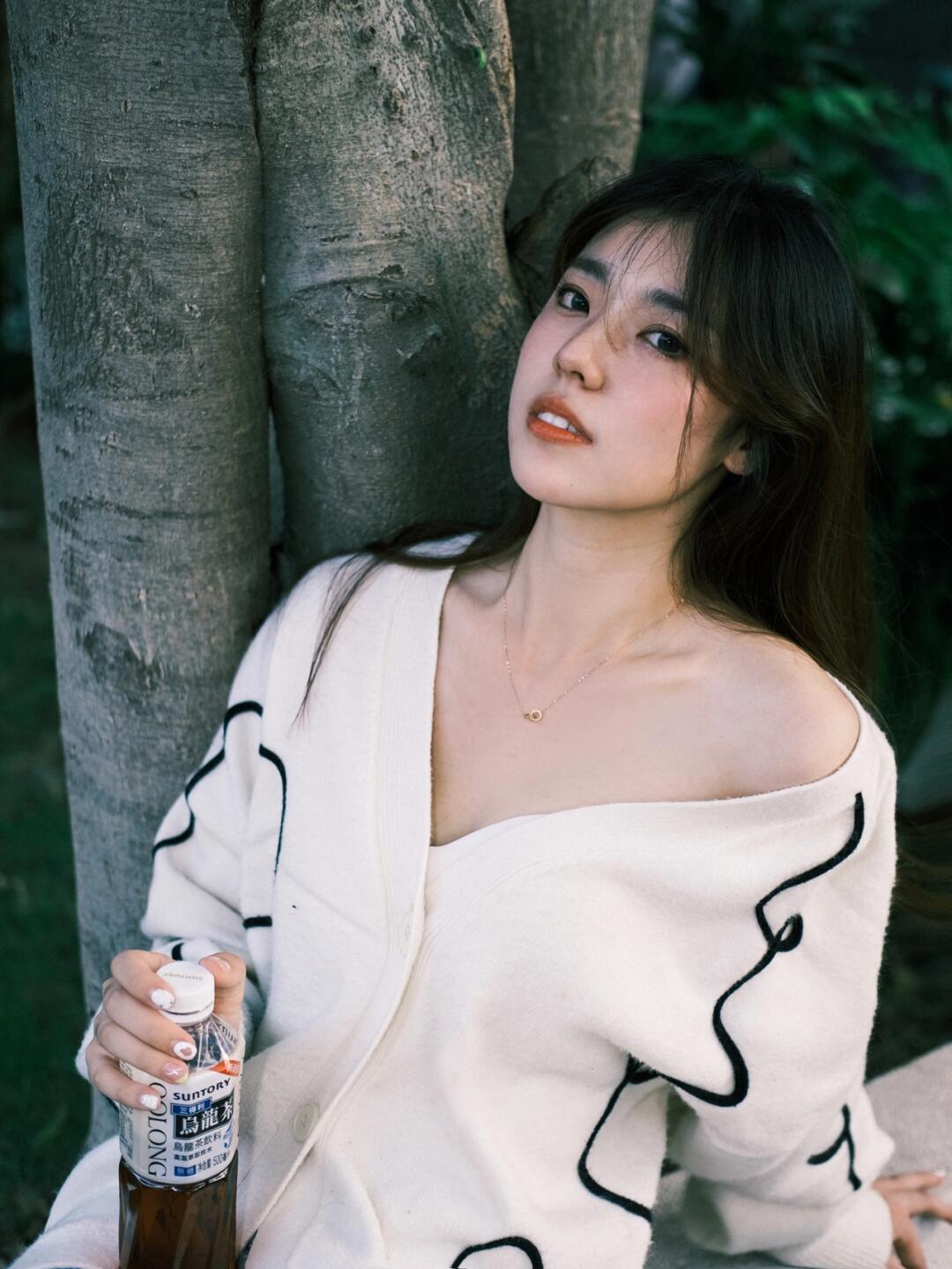 藏在树下听见枯叶飘落找到一个小角落