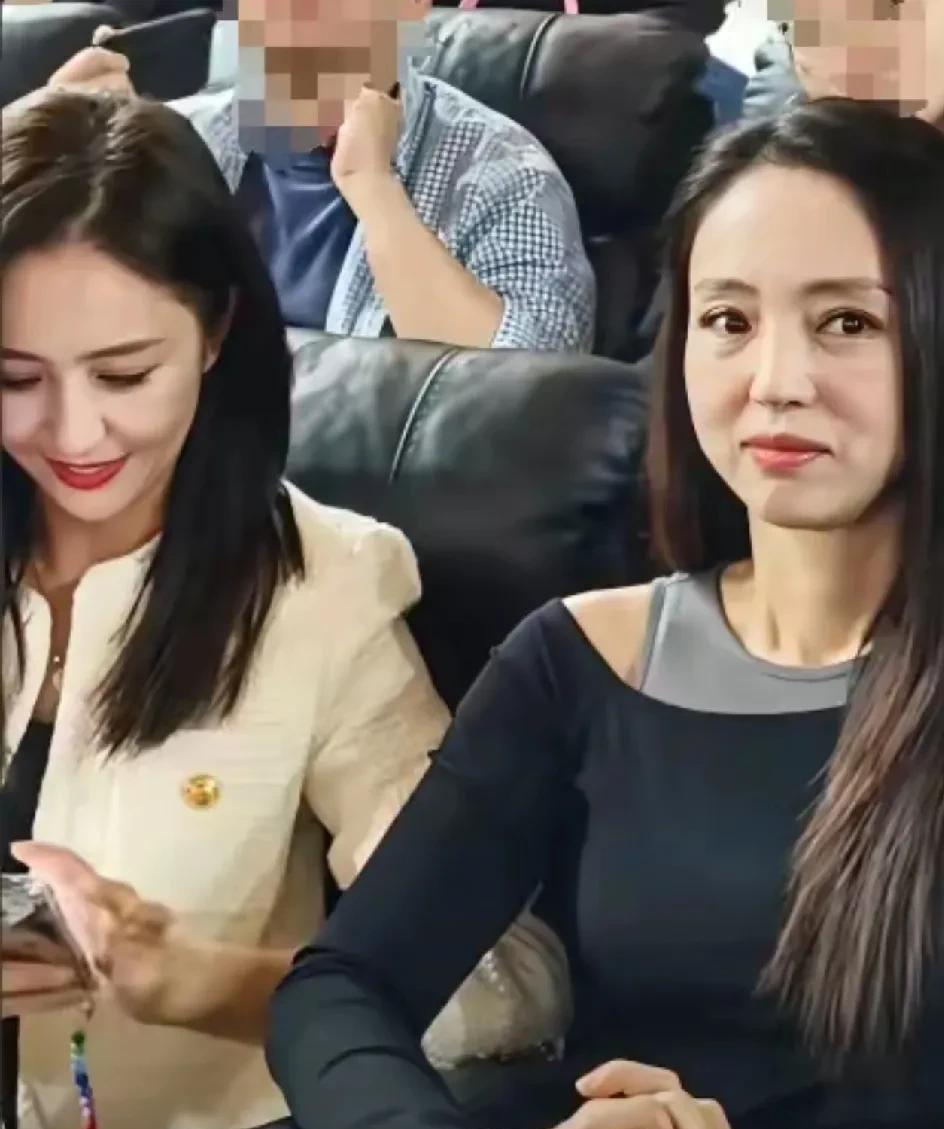 同样是离婚后
还是佟丽娅脑子管用，
清醒自己要什么...！
