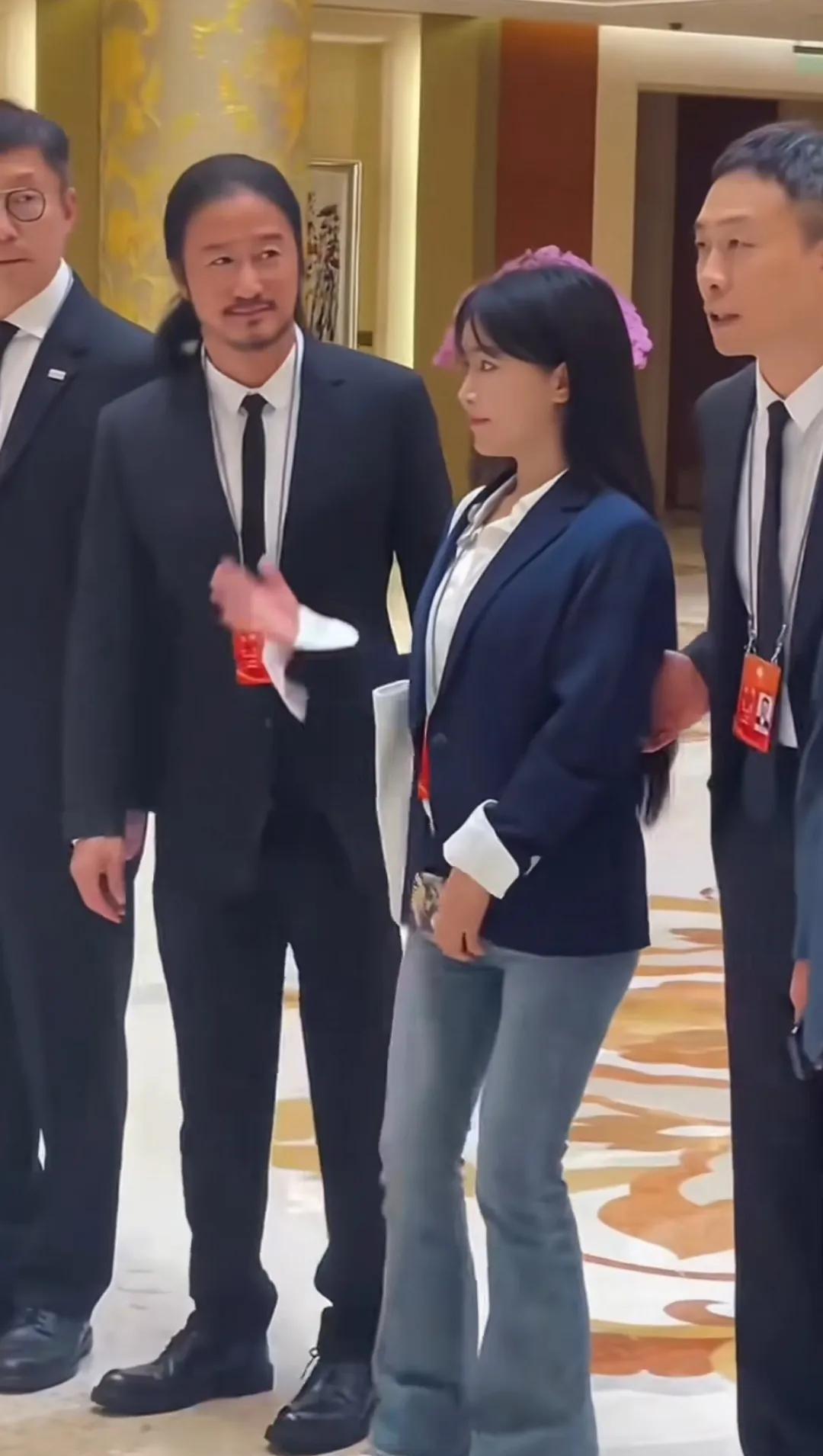 各路大佬同框亮相，张译一如既往的文质彬彬，李子柒也还是延续着独有的端庄秀丽，唯有