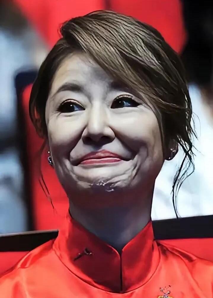 这才是40多岁女明星真实的样子，现在打扮和气质跟网红一样了 ，看起来颜值跟以前下